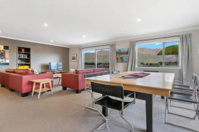 Mount Iron 'The Big House' 2 kitchens 2 living, Wanaka